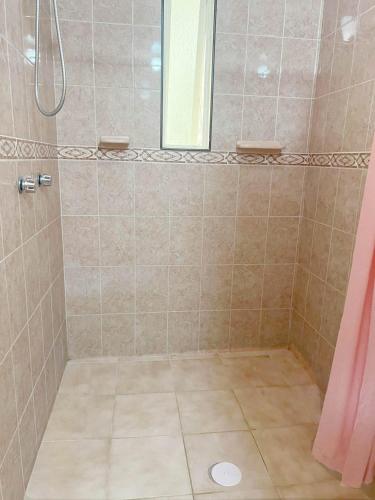 a bathroom with a shower with a tiled floor at Departamento 3Hab 7min del Centro in Tehuacán