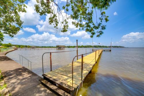 Foto de la galería de Waterfront Cedar Creek Lake Gem Near Marina! en Kemp