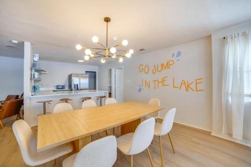 Foto de la galería de Waterfront Cedar Creek Lake Gem Near Marina! en Kemp