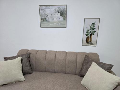 a living room with a couch and a picture on the wall at Amplio y cómodo apto Diagonal a URBE in Maracaibo