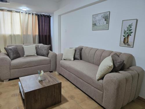 a living room with a couch and a coffee table at Amplio y cómodo apto Diagonal a URBE in Maracaibo