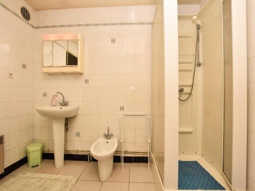 un bagno con lavandino, WC e doccia di House in Périgord near Medieval Villages a Prats-du-Périgord