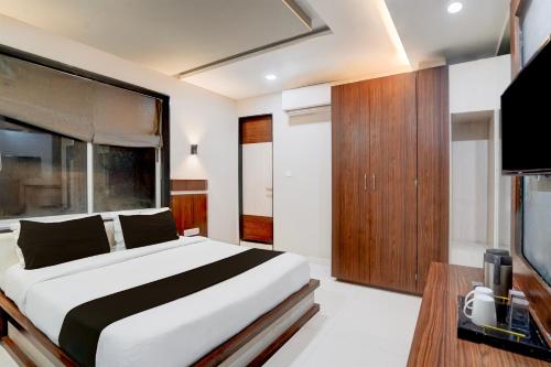 KivarliCollection O Shantivan Bus Terminal Formerly Hotel Suhagan Heights的一间带床和平板电视的卧室