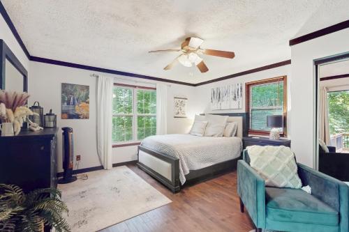 una camera da letto con un letto e un ventilatore a soffitto di Tiptop Treehouse a Ellijay
