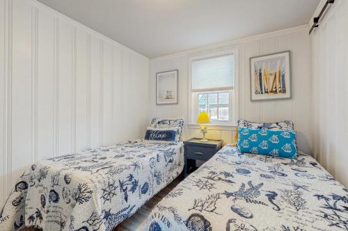 デニス・ポートにあるJust Beachyのベッド2台と窓のある寝室