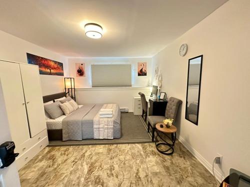Ruang duduk di Kenneths Cozy Retreat - Saint John NB - 1BR - Wi-Fi - 4mins to Regional Hospital and UNB