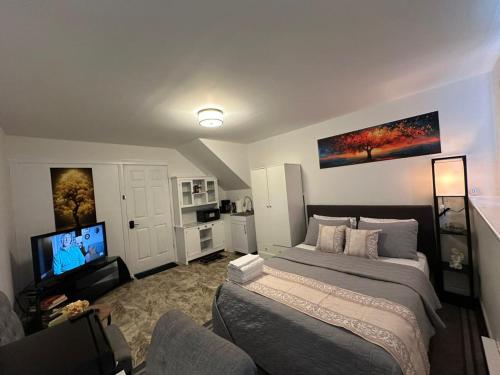 Katil atau katil-katil dalam bilik di Kenneths Cozy Retreat - Saint John NB - 1BR - Wi-Fi - 4mins to Regional Hospital and UNB