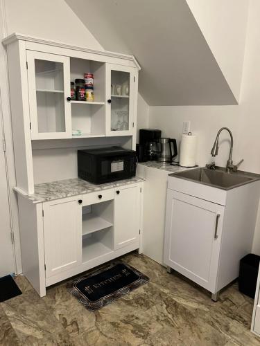Dapur atau dapur kecil di Kenneths Cozy Retreat - Saint John NB - 1BR - Wi-Fi - 4mins to Regional Hospital and UNB