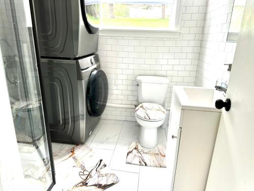 Bilik mandi di Kenneths Cozy Retreat - Saint John NB - 1BR - Wi-Fi - 4mins to Regional Hospital and UNB