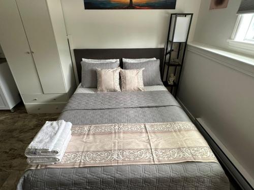 Katil atau katil-katil dalam bilik di Kenneths Cozy Retreat - Saint John NB - 1BR - Wi-Fi - 4mins to Regional Hospital and UNB