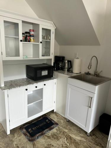 Dapur atau dapur kecil di Kenneths Cozy Retreat - Saint John NB - 1BR - Wi-Fi - 4mins to Regional Hospital and UNB
