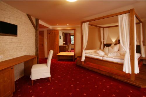 a hotel room with a bed with a large mirror at Landgasthof Zum Lang in Gottsdorf