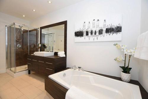 Koupelna v ubytování Ground Floor Loft Style Luxury Executive Flat