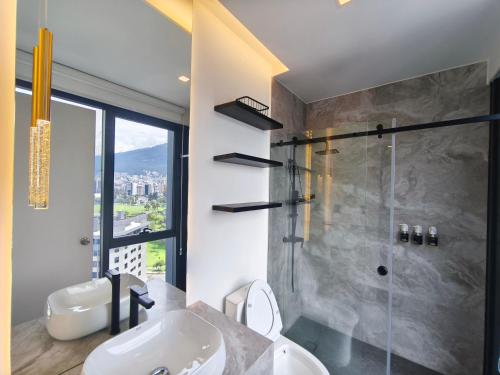 a bathroom with a shower and a toilet and a sink at Republica del Salvador Coliving Ecuador XOE in Quito