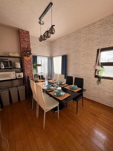 une salle à manger avec une table et des chaises dans l'établissement 301singleroom 1, à Tokyo