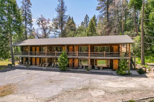 a large house with a lot of windows at Camp Nelson Lodge Room 10 in Ponderosa
