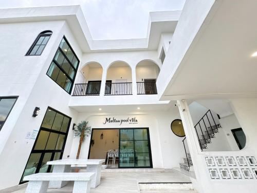 a white building with a sign that reads malibu roof club at Medina Private Pool Villa-บางแสน in Ban Puk (1)