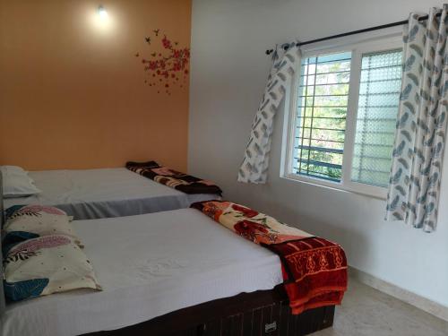 Ένα ή περισσότερα κρεβάτια σε δωμάτιο στο Keshu Home Stay Hampi
