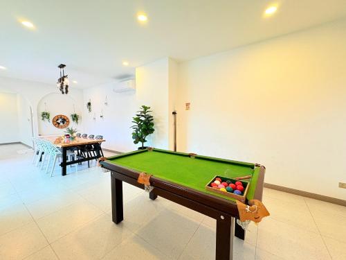 a living room with a pool table in a room at Medina Private Pool Villa-บางแสน in Ban Puk (1)