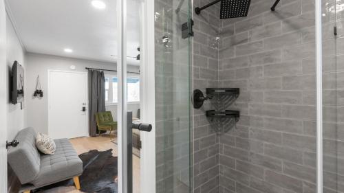 Un baño de The Whitney- Sequoia Motel RM7