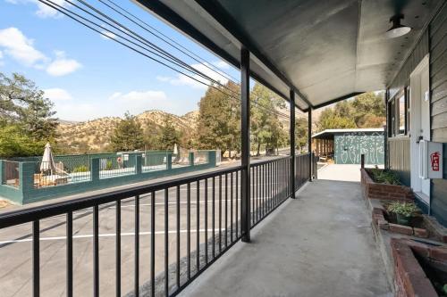 Un balcón o terraza de The Atwell Sequoia Motel RM 8