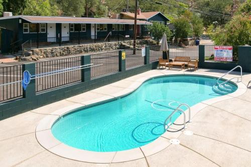 Piscina en o cerca de The Atwell Sequoia Motel RM 8
