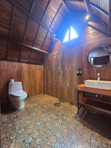 ein Badezimmer mit Toilette und Waschbecken in der Unterkunft Dudu Cottage Nusa Penida in Nusa Penida