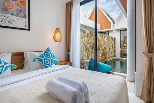 Katil atau katil-katil dalam bilik di Moonlight B22 - Elegant Modern Villa - Private Pool & Perfect Location