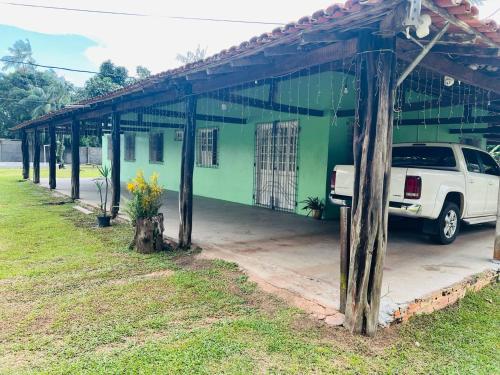 a white truck parked in front of a green building at Chácara Cop 30 in Marituba