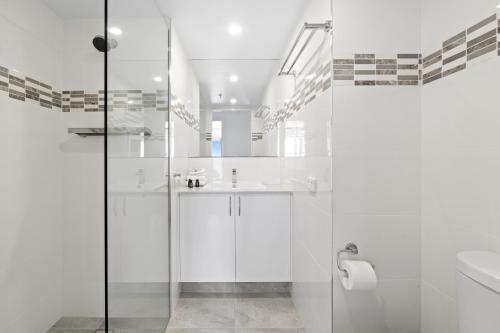 Vannituba majutusasutuses Beachfront 16th Floor, Ocean Views Talisman