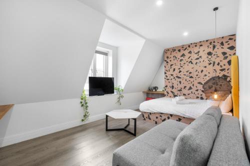 a living room with a couch and a bed at Brick Lane Base in London