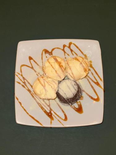 a white plate with three crab fossils on it at Fazenda Brotas SP in Brotas
