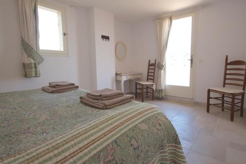 une chambre avec un grand lit avec des serviettes dessus dans l'établissement Villa Roca, aux Issambres