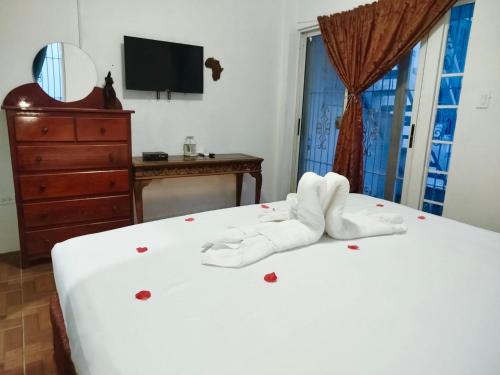 Postel nebo postele na pokoji v ubytování See Belize WATERSIDE Sea View Apartment for 6 with Balcony, Pool & Deck, 2nd Floor
