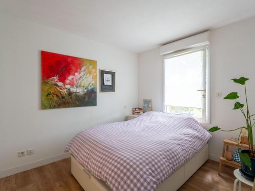 une chambre avec un lit et un tableau au mur dans l'établissement Charmante Maison Climatisee Biscarrosse 4 voyageurs Parking Inclus - FR-1-319-614, à Biscarrosse