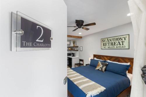 Un dormitorio con una cama azul y un ventilador de techo. en The Charlotte Sequoia Motel R2, en Three Rivers