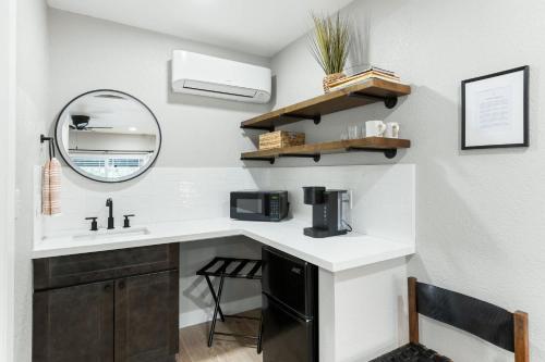 Una cocina o zona de cocina en The Charlotte Sequoia Motel R2