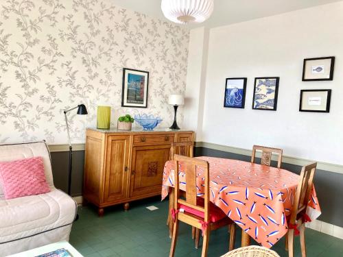 une salle à manger avec une table et une chaise dans l'établissement T2 agréable aux Sables - Face mer, proche plage & commerces, balcon, animal admis - FR-1-92-629, à Les Sables-dʼOlonne