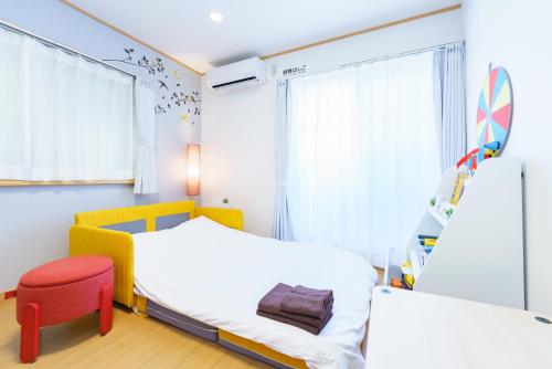 un dormitorio con una cama y una silla en DREAM STAY Urayasu, en Tokio
