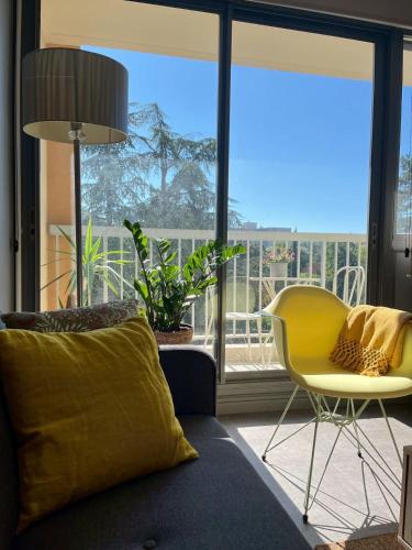 - un salon avec un canapé jaune et une fenêtre dans l'établissement One Bedroom Apartment Centre Lyon, à Lyon
