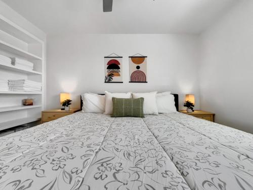 um quarto branco com uma cama grande e 2 candeeiros em Boulder Apache Junction em Apache Junction