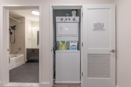 Gallery image of Opulence in Olive with Free Parking plus EV Plug, 2 BR 2 baths Suite, 5 beds and Sleeps 8 in Orange