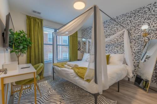 Gallery image of Opulence in Olive with Free Parking plus EV Plug, 2 BR 2 baths Suite, 5 beds and Sleeps 8 in Orange