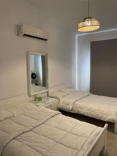 Postel nebo postele na pokoji v ubytování 3BR Chalet In Marina Al Alamein