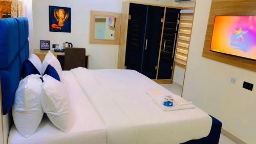 Triple J Universal Hotel and Suites