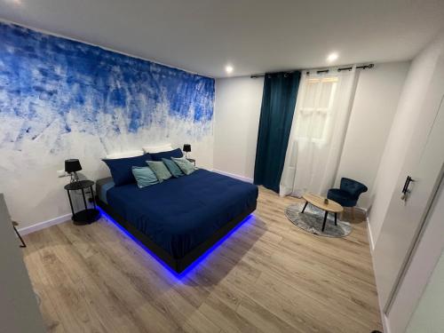 Postel nebo postele na pokoji v ubytování Tommy and Dahlia's place - cozy 4 people apartments