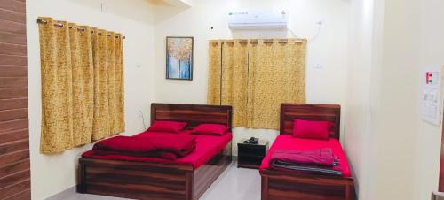 Ένα ή περισσότερα κρεβάτια σε δωμάτιο στο Nandi Homestay