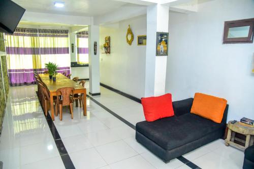 a living room with a couch and a table at MUM Jungle Inn in Ella