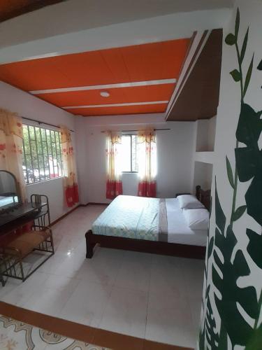 a bedroom with a bed in a room with a piano at Finca MI FUNDO in Acacías