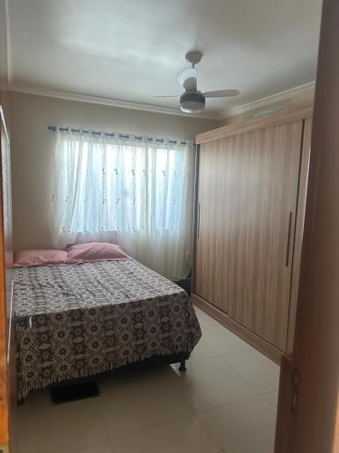 サクアレマにあるQuarto saquaremaのベッドと窓のある寝室